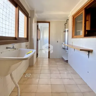 Imagem de um banheiro com piso de cerâmica e janela de madeira.