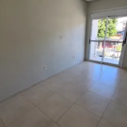 Ambiente interno com paredes brancas e piso de cerâmica.