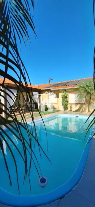 Vista externa de uma piscina em uma propriedade no Brasil.