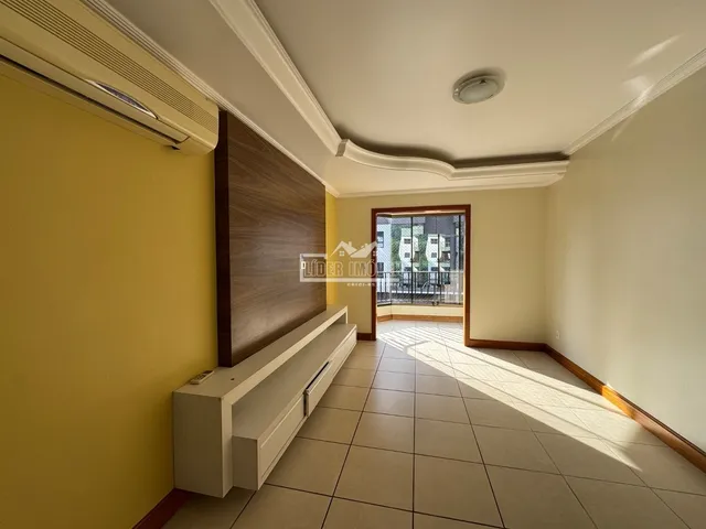Hall de entrada com piso de cerâmica e parede de madeira.