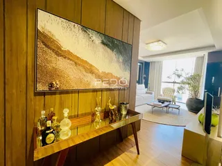 Sala de estar com painel de madeira e decoração de mesa.