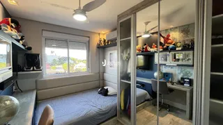 Quarto com cama e janela em um imóvel no Brasil.