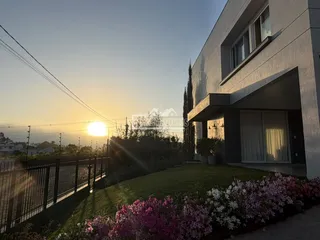 Fachada de uma residência em Lajeado, Brasil, ao pôr do sol.