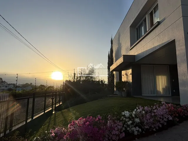 Fachada de uma residência em Lajeado, Brasil, ao pôr do sol.