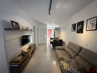 Sala de estar com sofá e decoração moderna em um apartamento.