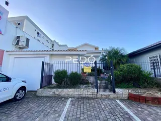 Fachada de uma residência em Lajeado, Brasil, com portão e muro.