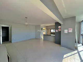 Ambiente interno de uma sala de estar com piso de cerâmica em Lajeado.