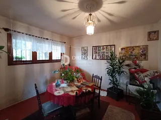 Ambiente interno de uma sala com janela e móveis de madeira.
