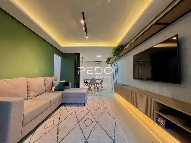 Sala de estar moderna com sofá e televisão na sala.