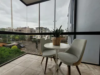 Vista da área comum com móveis e vista para a rua em Lajeado.