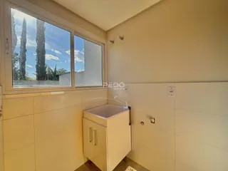 Foto de um banheiro com bancada e janela em uma residência.