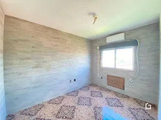Foto de um cômodo interno com piso de cerâmica.