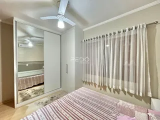 Quarto com cama e janela decorada em Lajeado.