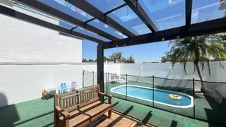 Vista de uma área externa com piscina e deck em Lajeado, Brasil.