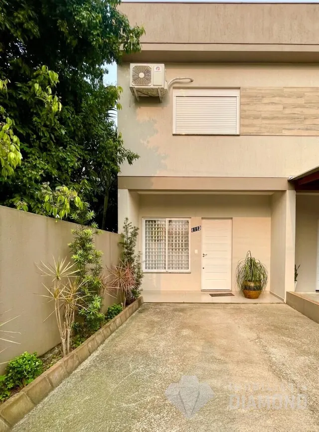 Fachada de uma residência em Lajeado, Brasil, com jardim frontal.