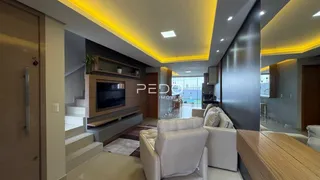 Sala de estar moderna com iluminação em LED e acabamentos em madeira.