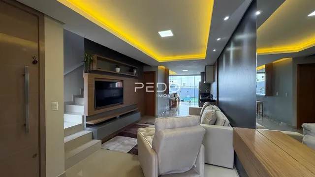 Sala de estar moderna com iluminação em LED e acabamentos em madeira.
