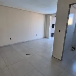 Vista interna de um cômodo com piso de cerâmica claro.