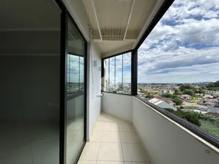 Vista de uma varanda com vista para a paisagem urbana de Lajeado.