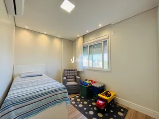 Quarto com cama e janela em um imóvel no Brasil.