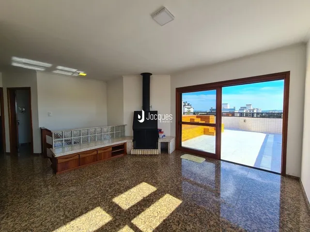 Sala de estar com lareira e porta de vidro abrindo para o exterior.