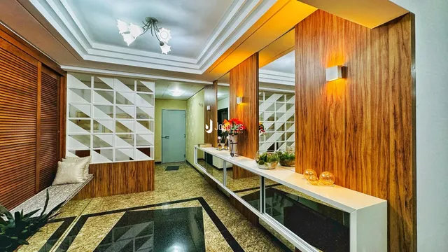 Ambiente interno de uma sala de estar com acabamentos modernos e painéis de madeira.