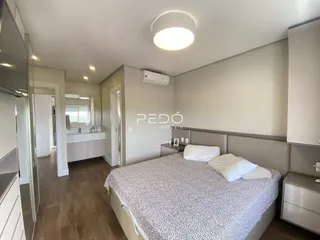 Quarto com cama e armário em imóvel no Brasil.