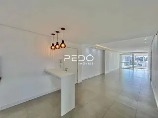 Ambiente interno com paredes brancas e piso claro.