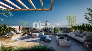 Vista de uma área externa com deck de madeira e mobiliário de exterior.