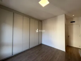 Interior de um cômodo com armários embutidos e piso de madeira.