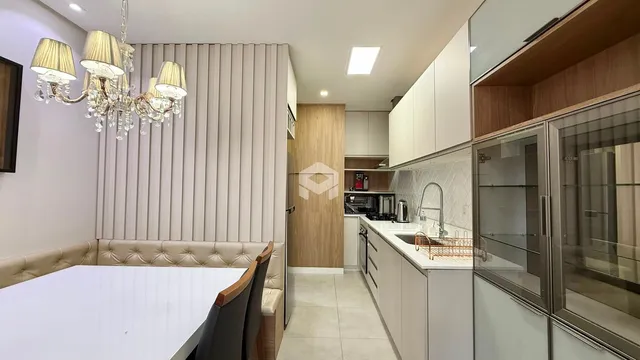Vista de uma sala de jantar adjacente à cozinha em um imóvel no Brasil.
