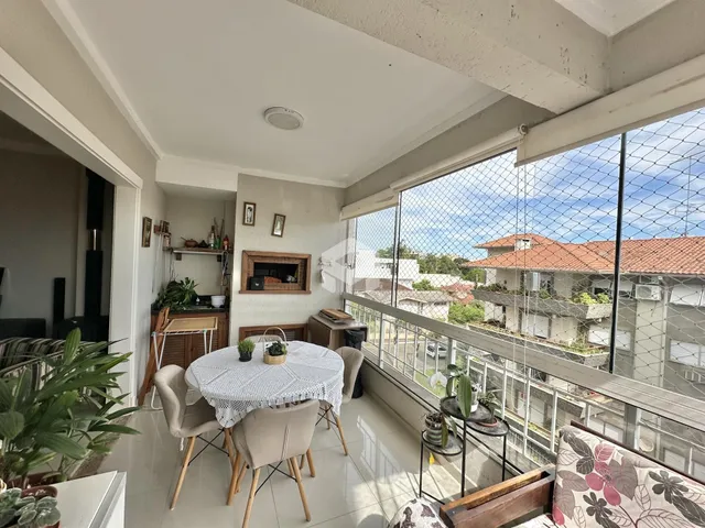 Interior de uma sala de estar com vista para o horizonte e varanda.