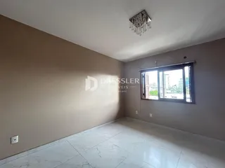 Foto de um ambiente interno com piso de porcelanato claro e grande janela.
