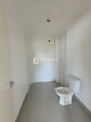 Hall de entrada de um imóvel com paredes brancas.