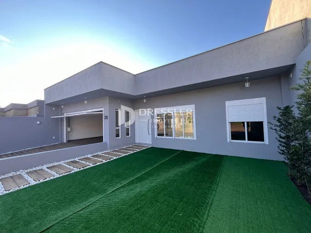 Fachada moderna de uma residência em Lajeado, Brasil, com jardim gramado na frente.