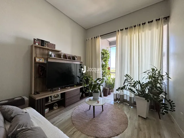 Sala de estar com decoração moderna e plantas internas.