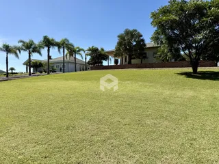 Vista externa de uma casa com grande gramado em Lajeado.