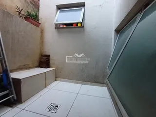 Parede interna com piso de cerâmica e uma janela.