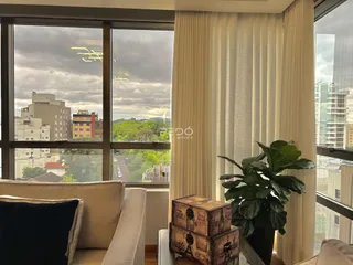 Sala de estar com vista para a paisagem urbana de Lajeado.