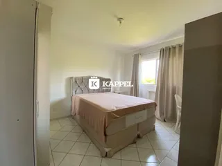 Quarto com cama de casal e piso de cerâmica claro.