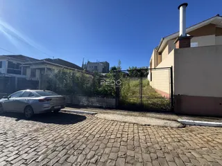 Vista da fachada de uma residência com cerca e estacionamento em Lajeado, Brasil.