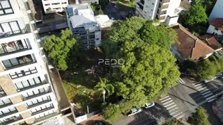 Vista aérea de uma propriedade residencial com área verde e construções ao redor.
