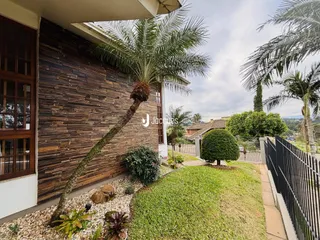 A fachada de uma casa em Lajeado, Brasil, com jardim frontal e cerca.