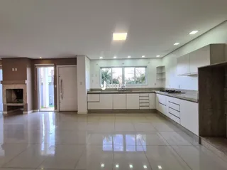 Sala de estar com piso de cerâmica e parede de lareira.