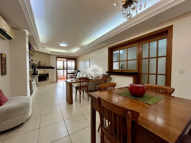 Ambiente interno de uma sala de estar e jantar com piso de cerâmica.