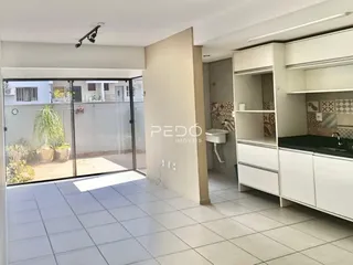 Sala de estar com porta de vidro abrindo para o quintal
