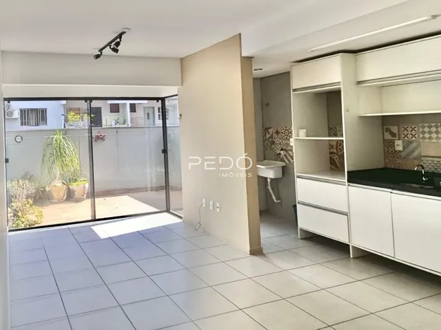 Sala de estar com porta de vidro abrindo para o quintal