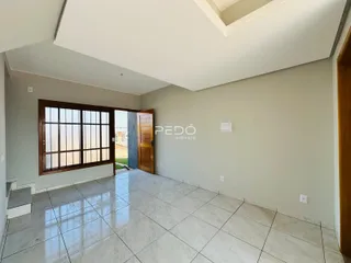 Ambiente interno com piso de cerâmica claro e porta de madeira.