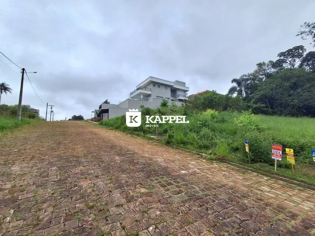 Vista externa de uma residência em Lajeado, Brasil, com paisagem verde ao redor.