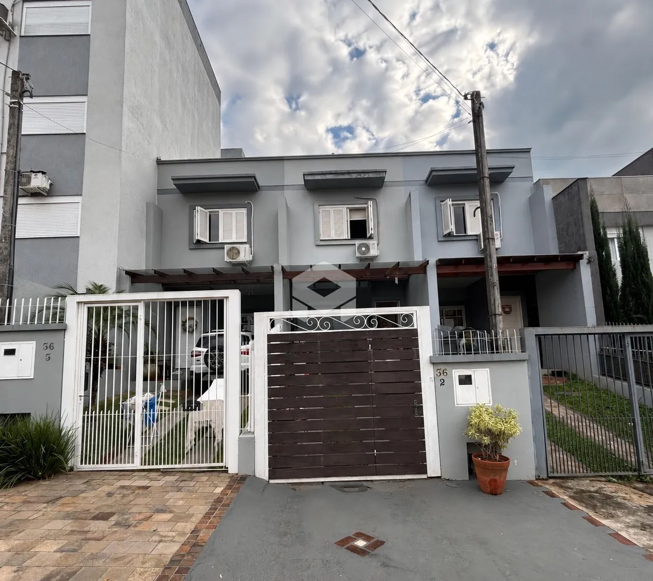 Fachada de uma residência em Lajeado, Brasil, com portão de ferro.